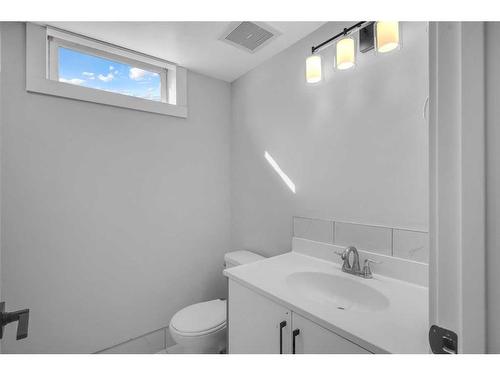 755 Penbrooke Road Se, Calgary, AB - Indoor Photo Showing Bathroom