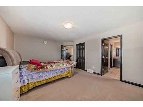 116 Evanspark Circle Nw, Calgary, AB - Indoor Photo Showing Bedroom