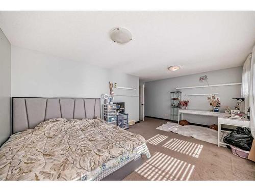 116 Evanspark Circle Nw, Calgary, AB - Indoor Photo Showing Bedroom