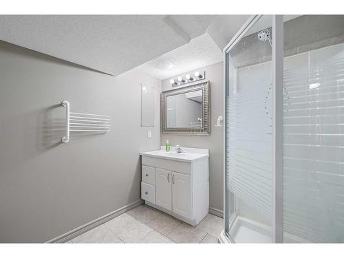 61 Riverside Circle Se, Calgary, AB - Indoor Photo Showing Bathroom