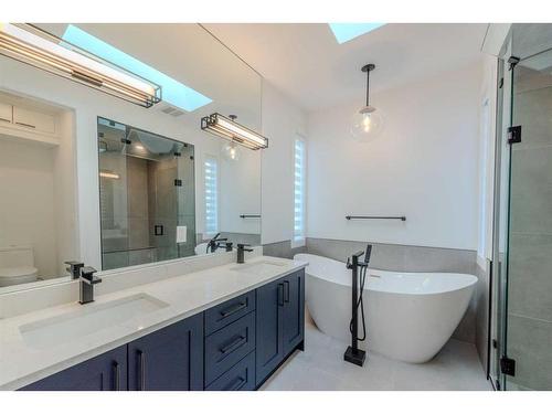 1712 18 Avenue Nw, Calgary, AB - Indoor Photo Showing Bathroom