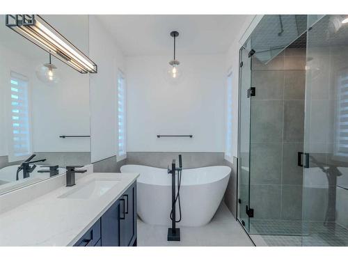 1712 18 Avenue Nw, Calgary, AB - Indoor Photo Showing Bathroom