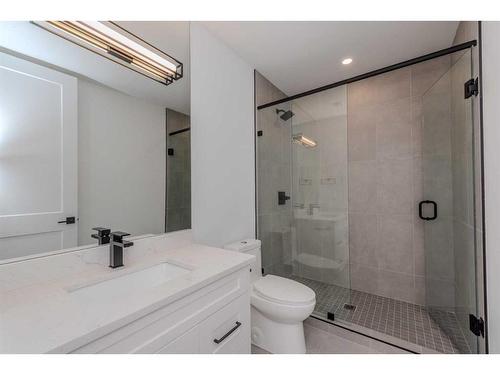 1712 18 Avenue Nw, Calgary, AB - Indoor Photo Showing Bathroom