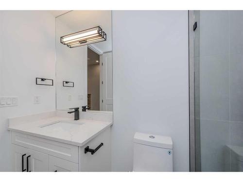 1712 18 Avenue Nw, Calgary, AB - Indoor Photo Showing Bathroom