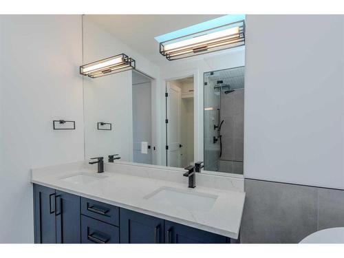 1712 18 Avenue Nw, Calgary, AB - Indoor Photo Showing Bathroom