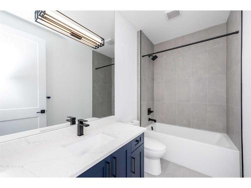 1712 18 Avenue Nw, Calgary, AB - Indoor Photo Showing Bathroom