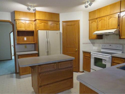 7189 California Boulevard Ne, Calgary, AB - Indoor Photo Showing Kitchen