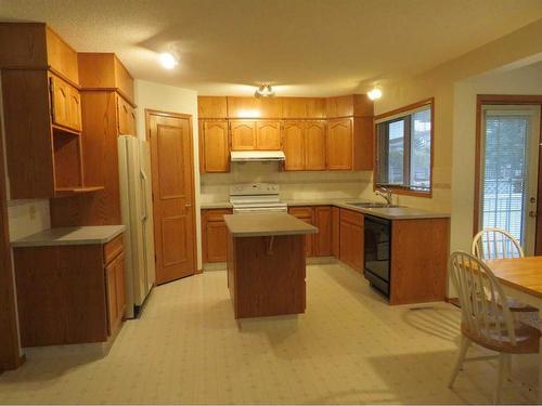 7189 California Boulevard Ne, Calgary, AB - Indoor Photo Showing Kitchen