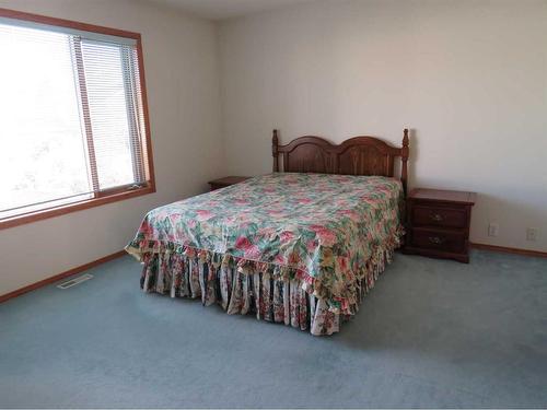 7189 California Boulevard Ne, Calgary, AB - Indoor Photo Showing Bedroom