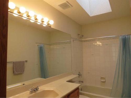 7189 California Boulevard Ne, Calgary, AB - Indoor Photo Showing Bathroom