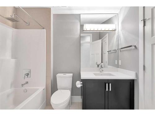 2827A 40 Street Sw, Calgary, AB - Indoor Photo Showing Bathroom