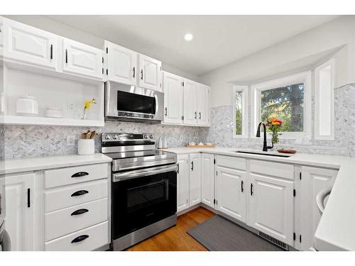 8 Sunmount Gardens Se, Calgary, AB - Indoor Photo Showing Kitchen