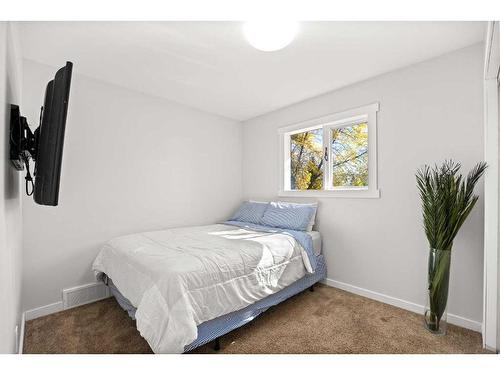 8 Sunmount Gardens Se, Calgary, AB - Indoor Photo Showing Bedroom