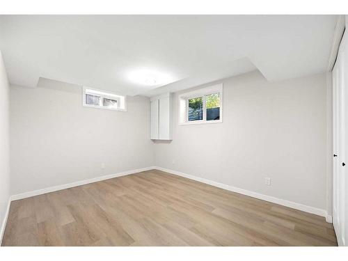 8 Sunmount Gardens Se, Calgary, AB - Indoor Photo Showing Other Room