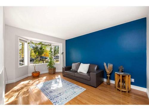 8 Sunmount Gardens Se, Calgary, AB - Indoor Photo Showing Living Room