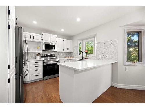 8 Sunmount Gardens Se, Calgary, AB - Indoor Photo Showing Kitchen With Upgraded Kitchen