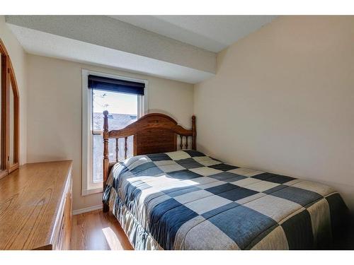 61-6915 Ranchview Drive Nw, Calgary, AB - Indoor Photo Showing Bedroom