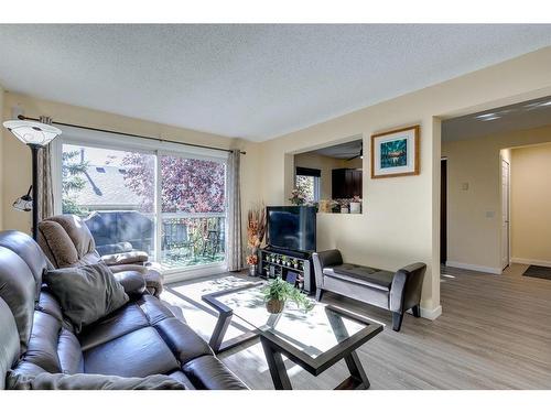 61-6915 Ranchview Drive Nw, Calgary, AB - Indoor Photo Showing Living Room