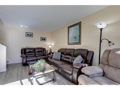 61-6915 Ranchview Drive Nw, Calgary, AB - Indoor Photo Showing Living Room