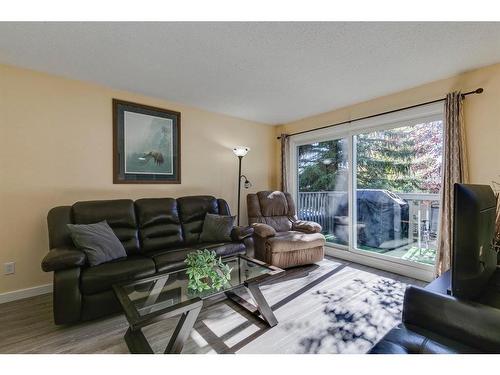 61-6915 Ranchview Drive Nw, Calgary, AB - Indoor Photo Showing Living Room