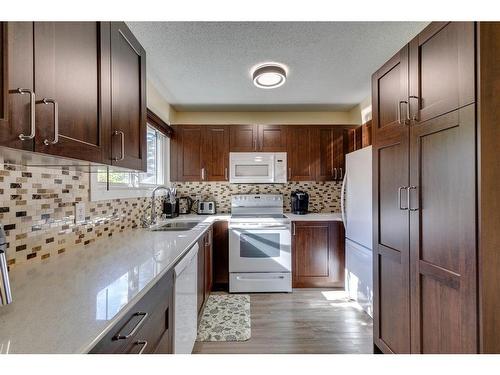 61-6915 Ranchview Drive Nw, Calgary, AB - Indoor Photo Showing Kitchen With Double Sink