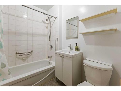 429 22 Avenue Ne, Calgary, AB - Indoor Photo Showing Bathroom