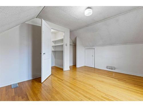 429 22 Avenue Ne, Calgary, AB - Indoor Photo Showing Other Room