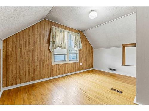 429 22 Avenue Ne, Calgary, AB - Indoor Photo Showing Other Room