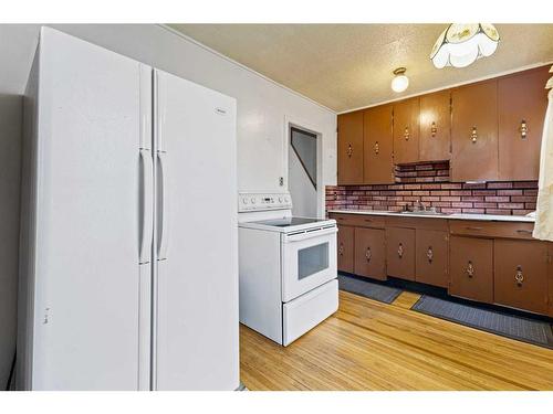 429 22 Avenue Ne, Calgary, AB - Indoor Photo Showing Kitchen