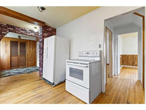 429 22 Avenue Ne, Calgary, AB - Indoor Photo Showing Kitchen