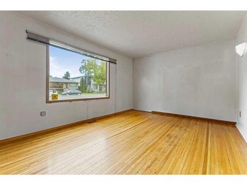 429 22 Avenue Ne, Calgary, AB - Indoor Photo Showing Other Room