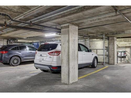 302-540 18 Avenue Sw, Calgary, AB - Indoor Photo Showing Garage