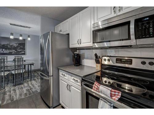 302-540 18 Avenue Sw, Calgary, AB - Indoor Photo Showing Kitchen With Stainless Steel Kitchen