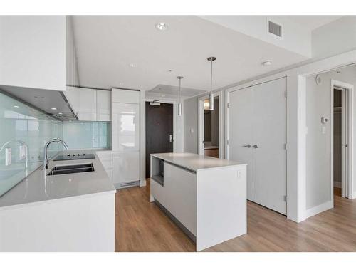 1303-1122 3 Street Se, Calgary, AB - Indoor Photo Showing Kitchen With Double Sink With Upgraded Kitchen