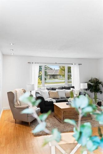 1639 Erin Drive Se, Airdrie, AB - Indoor Photo Showing Living Room