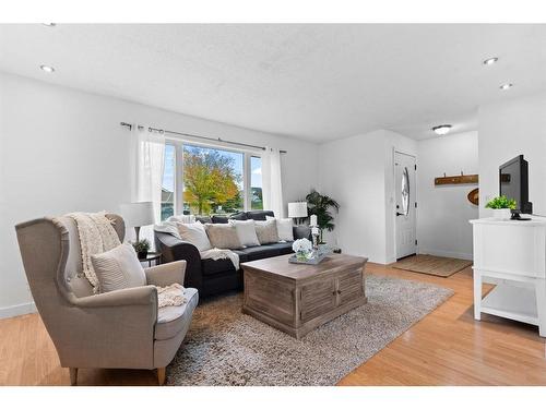 1639 Erin Drive Se, Airdrie, AB - Indoor Photo Showing Living Room