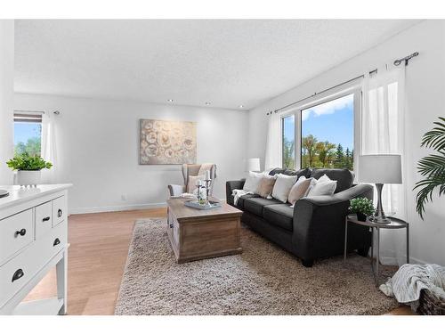 1639 Erin Drive Se, Airdrie, AB - Indoor Photo Showing Living Room