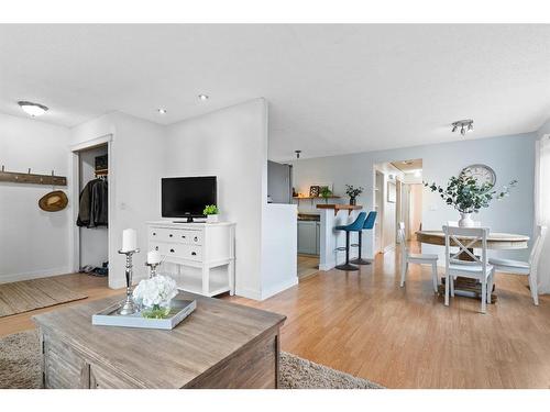 1639 Erin Drive Se, Airdrie, AB - Indoor Photo Showing Living Room