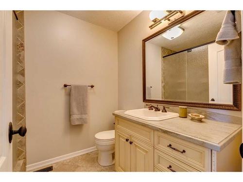 2219 26A Street Sw, Calgary, AB - Indoor Photo Showing Bathroom