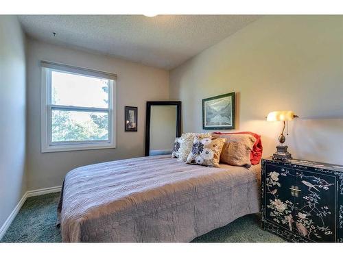 2219 26A Street Sw, Calgary, AB - Indoor Photo Showing Bedroom