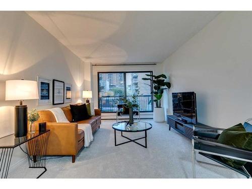 302-1320 12 Avenue Sw, Calgary, AB - Indoor Photo Showing Living Room