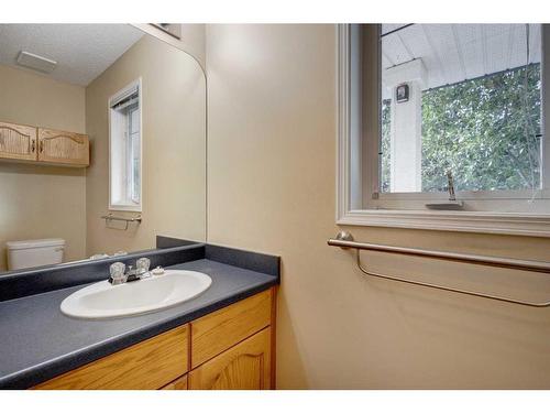 1342 Somerside Drive Sw, Calgary, AB - Indoor Photo Showing Bathroom