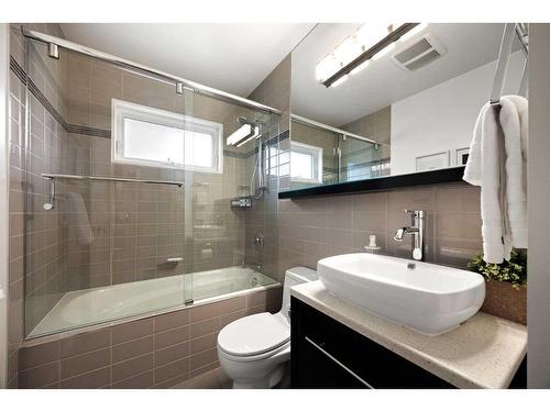 24 Heston Street Nw, Calgary, AB - Indoor Photo Showing Bathroom