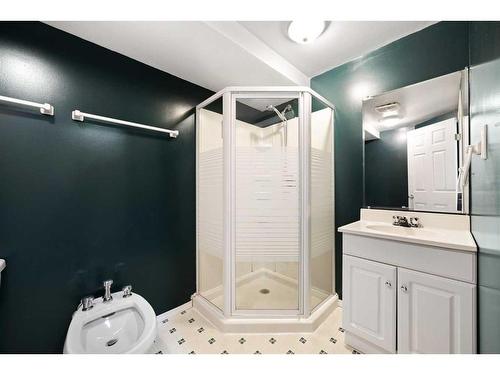 24 Heston Street Nw, Calgary, AB - Indoor Photo Showing Bathroom