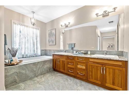 534 Mahogany Manor Se, Calgary, AB - Indoor Photo Showing Bathroom