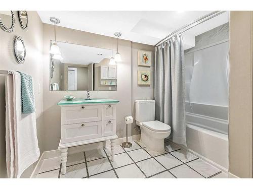 534 Mahogany Manor Se, Calgary, AB - Indoor Photo Showing Bathroom