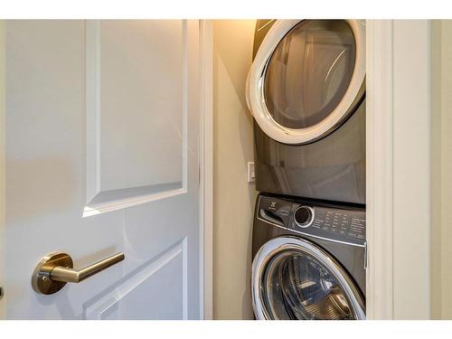 2433 Erlton Street Sw, Calgary, AB - Indoor Photo Showing Laundry Room