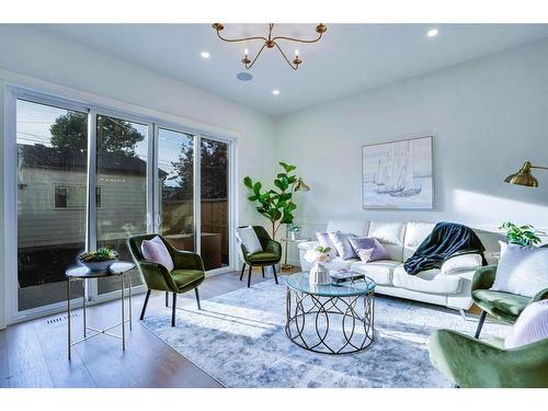 1429 43 Street Sw, Calgary, AB - Indoor Photo Showing Living Room