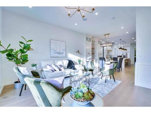 1429 43 Street Sw, Calgary, AB - Indoor Photo Showing Living Room