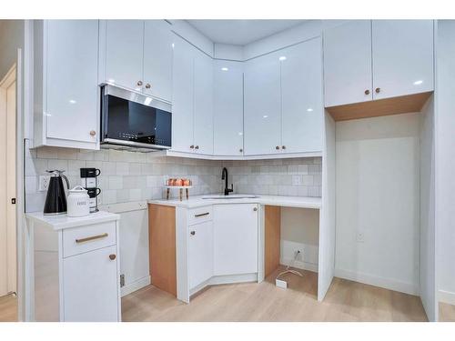 1429 43 Street Sw, Calgary, AB - Indoor Photo Showing Kitchen